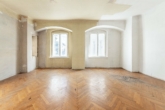 Bild - Kleines Zinshaus Mitten In Der Stadt